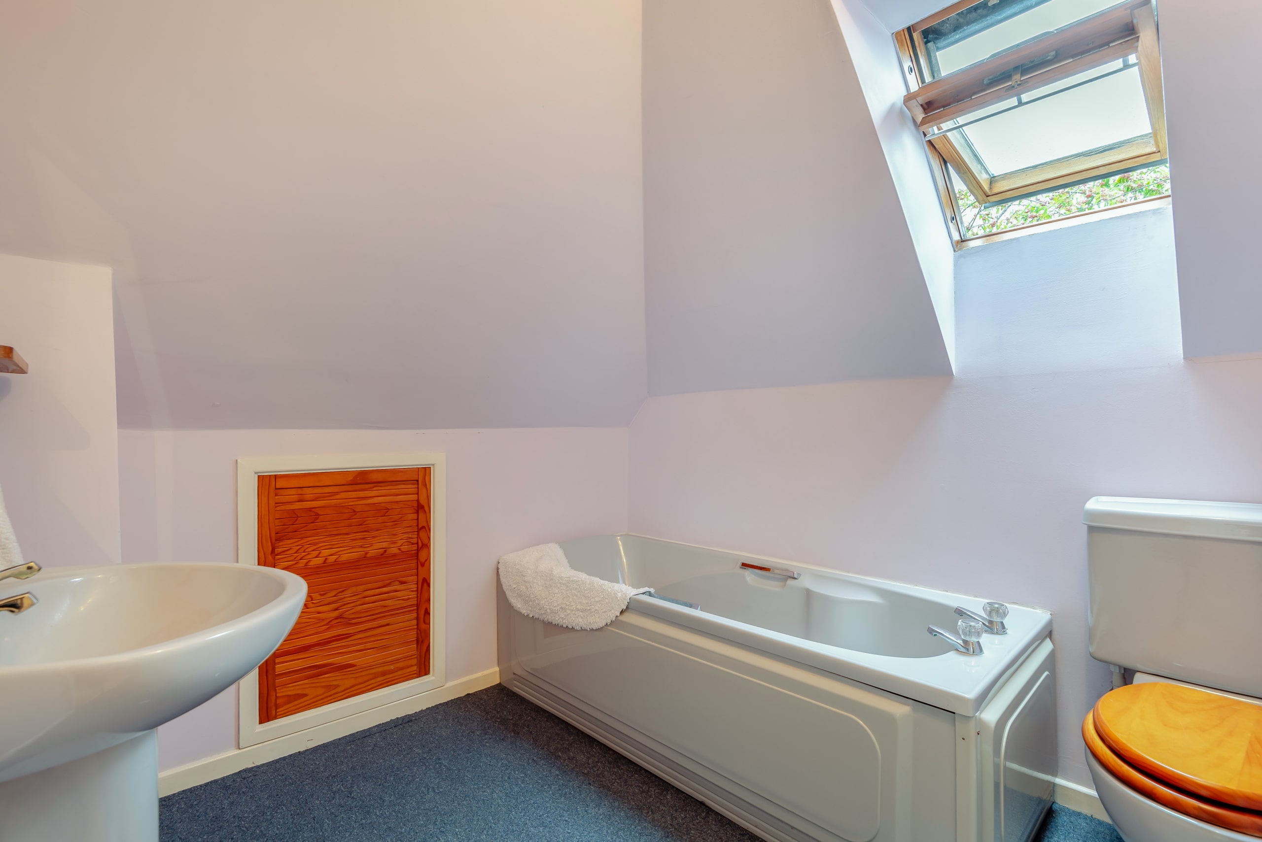 Lloyd Road, Stockwell End, WV6